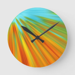 Abstrakte rote, orangefarbene Streifen auf blau Runde Wanduhr