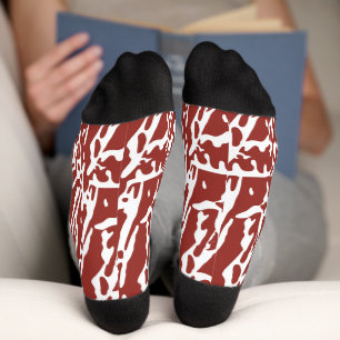 Abstrakte, rote und orange Formen mischen sich und Socken