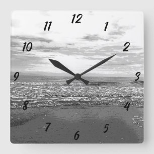 Abstrakte Schwarz-Weiß-Meer-Ozean-Strandlandschaft Quadratische Wanduhr