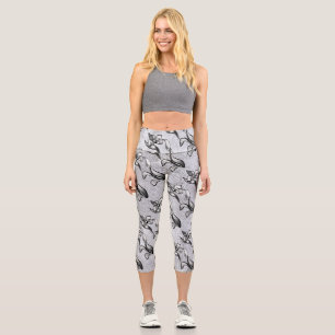 Abstrakte Schwarzweiß-Blume auf abstraktem Silber Capri Leggings