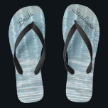 Abstrakte Wasserbräune Hochzeit maßgeschneiderte F Flip Flops<br><div class="desc">Diese personalisierte, komfortable Bride Flip Flops sind ein einfaches, elegantes und elegantes Geschenk für Mitglieder des Brautparty - Bride, Bridesmaid, Trauzeugin ... Sie ergänzen die Festlichkeiten Ihres Hochzeitstages, Junggeselinnen-Abschieds oder anderer Feierlichkeiten. Großartig am Strand! Einfache Anpassung von Namen und Titel. Matching Tote Tasche zur Verfügung. Original abstraktes Foto einer Reflexion...</div>