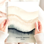 Abstrakte WasserfarbWaves 2025 Individuelle Name Planer<br><div class="desc">Tauchen Sie ein in ein ruhiges Meer mit diesem ruhigen Planer. Abstrakte Wasserfarbenwellen in sanften Blau-, Grau- und Beigetönen sorgen für eine ruhige Kulisse für Ihre Träume und Wünsche. Stellen Sie sich vor, Sie würden Ihre Gedanken und Termine inmitten dieses ruhigen Flusses mitnehmen. Personalisieren Sie es mit Ihrem Namen und...</div>