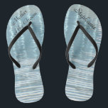 Abstrakte Wassermutter beim Hochzeitskippen Flip Flops<br><div class="desc">Diese personalisierte, komfortable Mutter der Groom Flip Flops sind ein einfaches, elegantes und elegantes Geschenk für Mitglieder des Brautparty - Bride, Bridgejd, Trauzeugin ... Sie ergänzen die Festlichkeiten Ihres Hochzeitstages, Junggeselinnen-Abschieds oder anderer Feierlichkeiten. Großartig am Strand! Einfache Anpassung von Namen und Titel. Original abstraktes Foto einer Reflexion im Wasser von...</div>