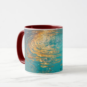 Abstrakte Wasserwellen mit goldenem Sonnenlicht Tasse