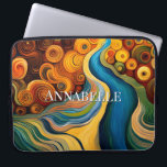 Abstrakte Wirbel der modernen Kunstfarben Laptopschutzhülle<br><div class="desc">Dieses moderne,  abstrakte Laptop-Ärmeldesign ist auffallend und macht mit seinen reichen Juwelenfarben und Texturen eine wahre Aussage. Lebhaft und atemberaubend. Fügen Sie einen Namen hinzu,  um ihn zu personalisieren. Erstellt von der einfachen Farmhouse Press.</div>
