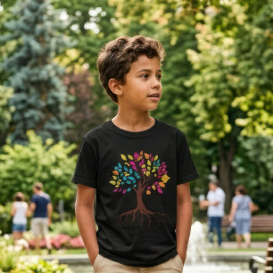 Abstrakter Baum mit Wurzeln und bunten Blätter. T-Shirt
