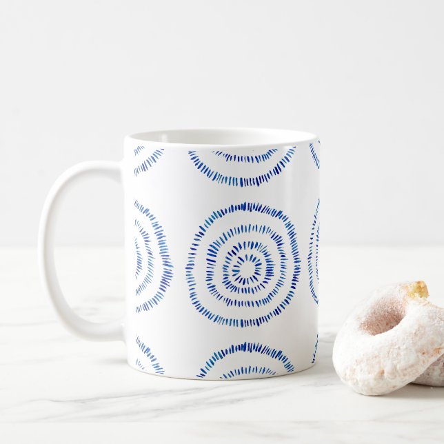Abstrakter Blauer Pinselstrich Circle Coastal Kaffeetasse (Mit Donut)