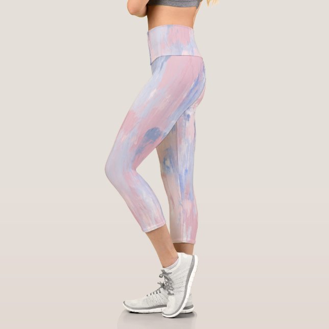 Abstrakter Blush und blaue Pinselstriche Capri Leggings (Links)
