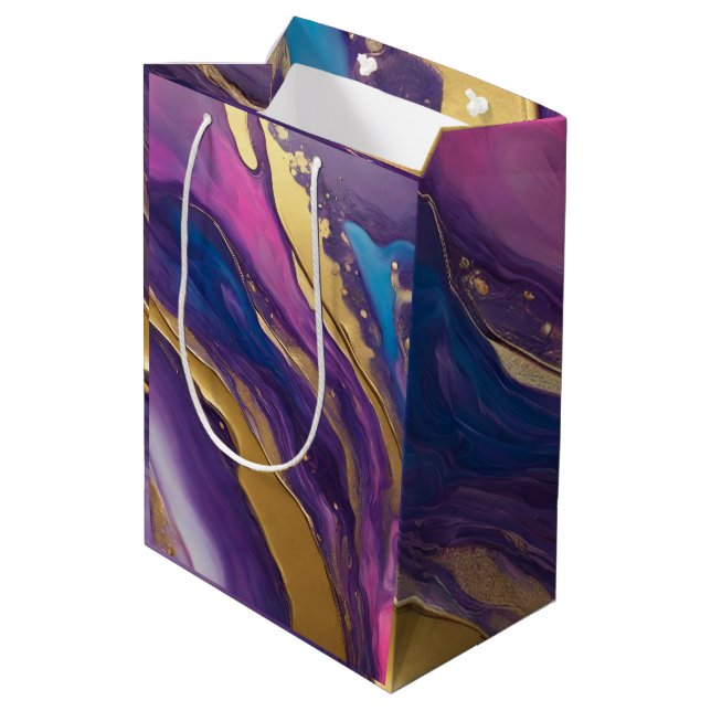 Abstrakter Flow Art Blue Lila Rosa und Gold- Mittlere Geschenktüte (Rückseite Schrägansicht)