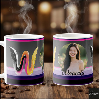 Abstrakter flüssiger Buchstabe W Neonfeder Kaffeetasse