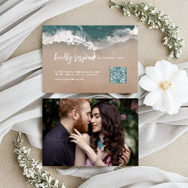 Abstrakter funkelnder QR-Code am Meeresstrand RSVP Karte