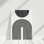 Abstrakter Minimalistischer Schwarz-Weiß-Bogengang Poster<br><div class="desc">Diese minimalistische Schwarz-Weiß-Wandkunst zeichnet sich durch eine saubere, geometrische Komposition aus, die jedem Raum moderne Eleganz verleiht. Die unteren zwei Drittel des Designs zeigen glatte, regenbogenförmige Linien, parallel und fließend in Harmonie. Über ihnen eine kühn geformte Halbkreis-Erholung, die sich perfekt auf den Bögen befindet und visuelle Ausgewogenheit und Interesse schafft....</div>
