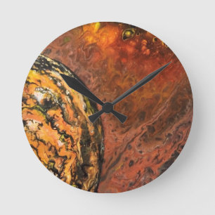 Abstrakter Planet in Rot und Orange Runde Wanduhr