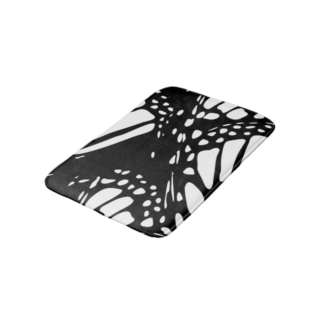 Abstrakter Schwarz-Weiß-Schmetterling Badematte (Schrägansicht)