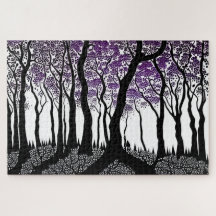 Abstrakter Schwarz-Weiß-Wald mit Lila Blätter