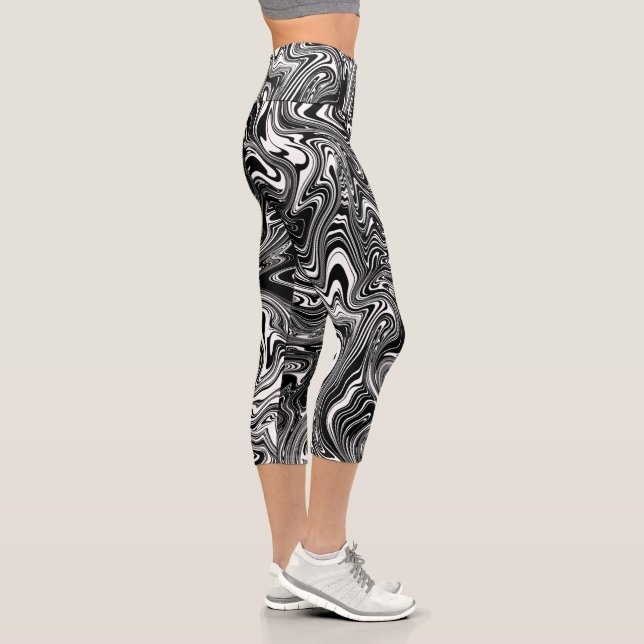 Abstrakter schwarzer und weißer Flüssig-Marmor Capri Leggings (Rechts)