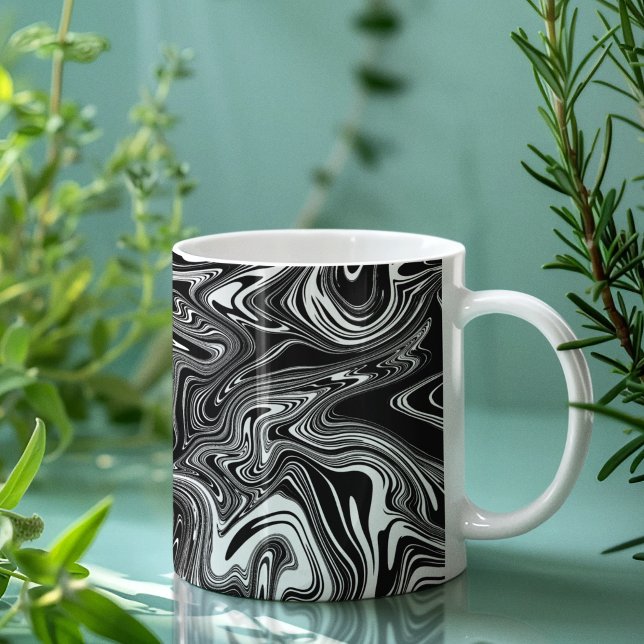 Abstrakter schwarzer und weißer Flüssig-Marmor Kaffeetasse (Von Creator hochgeladen)