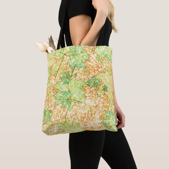 Abstraktes Acerblatt auf zerkratztem Boden, beige Tasche (Von Nahem)