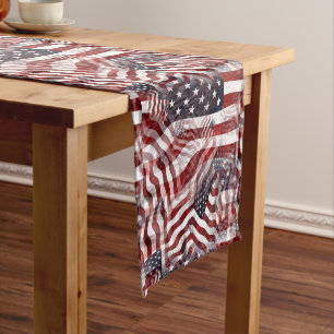 Abstraktes amerikanisches Rot-Weiß-Blau-Flaggenmot Kurzer Tischläufer