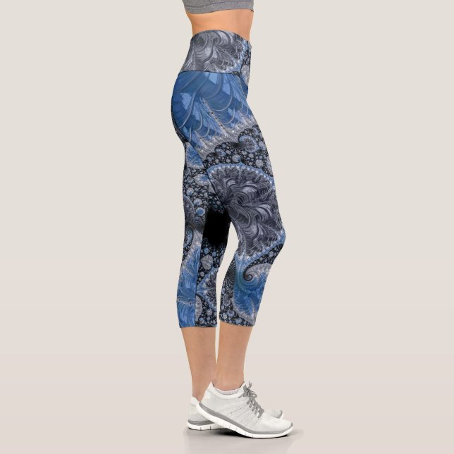 Abstraktes Blau und Schwarzes Fraktal Capri Leggings (Rechts)