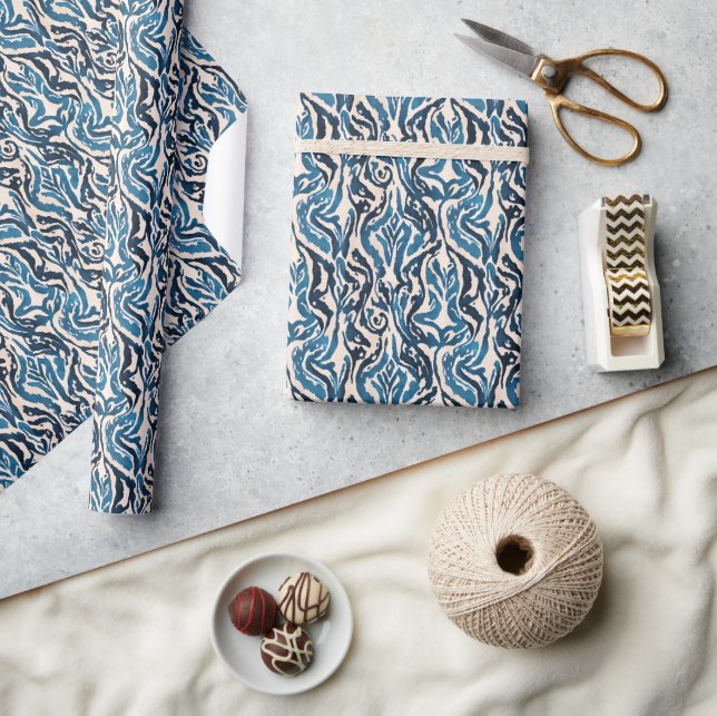 Abstraktes blaues Ikat-Wasserfarbmuster Geschenkpapier (Kunsthandwerk)