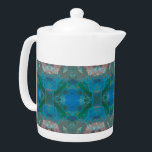 Abstraktes blaues Muster Kaleidoskop Künstlerisch<br><div class="desc">Genießen Sie einen entspannenden Morgen- oder Nachmittagstee mit dieser atemberaubenden, blauen Teekanne. Dieses abstrakte Muster zeichnet sich durch lebhafte blaue Farbtöne aus, die mit Pinks und Grüntönen hervorgehoben wurden, was diesem Produkt ein zeitgenössisches Ambiente verleiht. Ein Edelstein-Foto diente als Grundlage für die Erstellung eines Kaleidoskops-Musters, das zu diesem künstlerisch-blauen Design...</div>