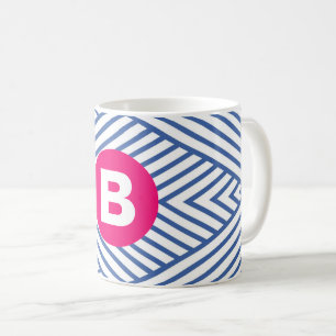 Abstraktes blaues Streifenmuster mit rosa Monogram Kaffeetasse