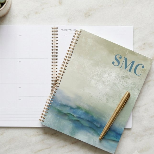 Abstraktes blaues Wasserzeichen-Monogramm Planer (An abstract blue watercolor notebook with a monogram for a friend’s birthday or office refresh.)