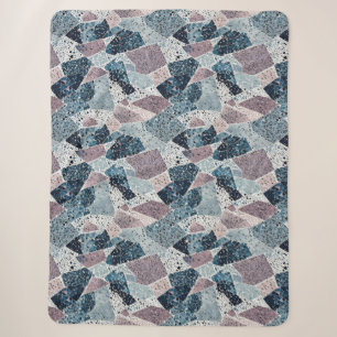 Abstraktes Design von Blue und Mauve Terrazzo Sherpadecke