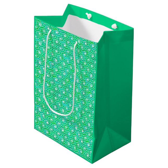 Abstraktes Drehmuster - Jadegrün Mittlere Geschenktüte (Vorderseite Schrägansicht)