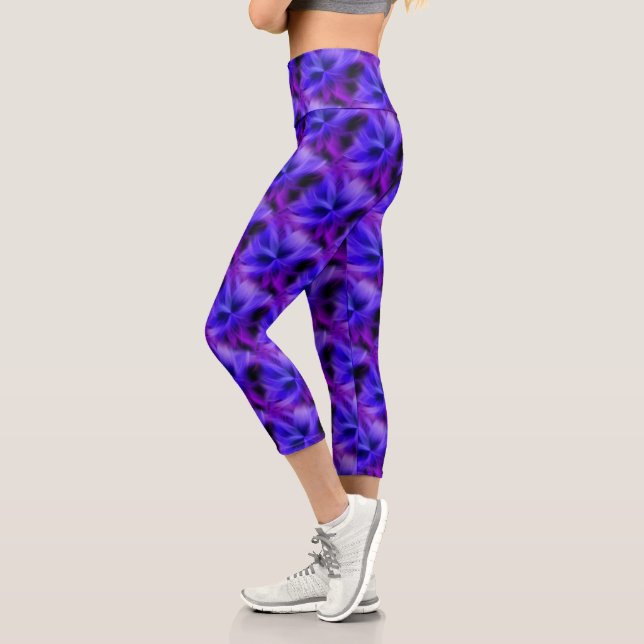 Abstraktes Elektroblau und Lila Bauweise Capri Leggings (Links)