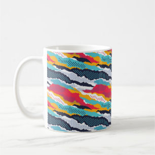 Abstraktes farbenfrohes Tarnmuster-Wallpaper mit T Kaffeetasse