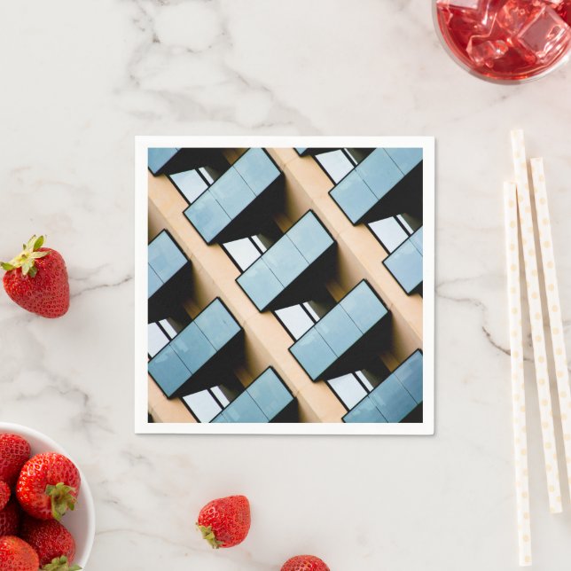 Abstraktes Gebäude in Blau und Beige Serviette (Beispiel)