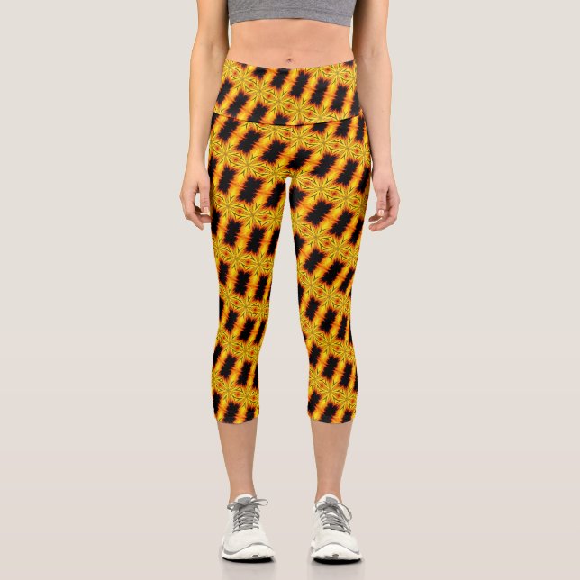 Abstraktes Gelb und Braun Kaleidoskop Kunst Capri Leggings (Vorderseite)