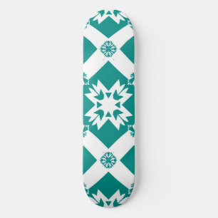 Abstraktes geometrisches Muster in Weiß und Grün Skateboard