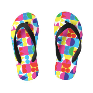 Abstraktes geometrisches Muster. Kinderbadesandalen