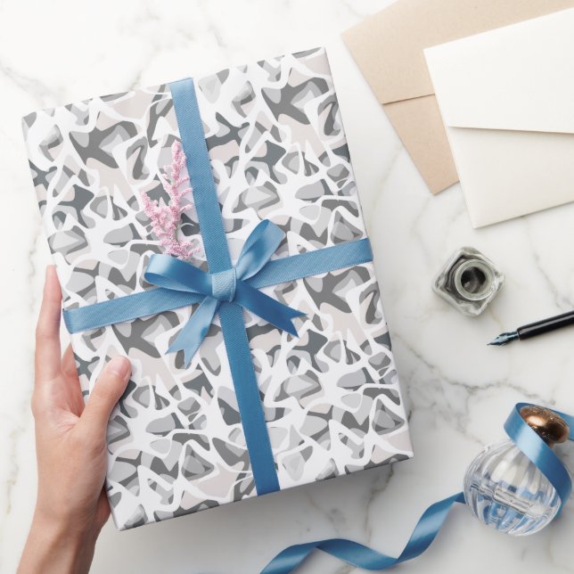 Abstraktes gepunktetes Muster in hellgrauen Flecke Geschenkpapier (Schenken)