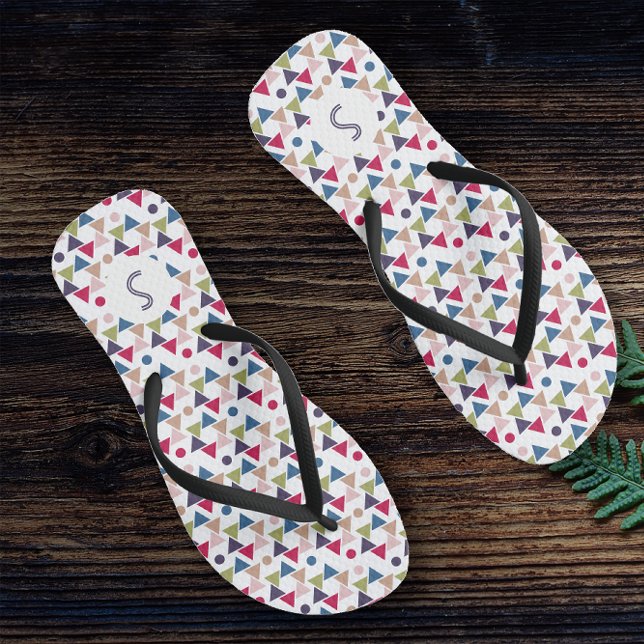 Abstraktes lila-gelbes geometrisches Muster Flip Flops (Von Creator hochgeladen)