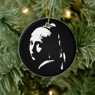 Abstraktes Mädchen mit Perlenohrring Keramik Ornament