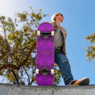 Abstraktes Magenta und schwarzes grooviges Muster Skateboard