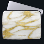 Abstraktes Muster aus exotischem Gold und weißem M Laptopschutzhülle<br><div class="desc">Dieses schöne Design, das nach Ihrem Laptop oder Tablet-Gerät im gehobenen Stil aussieht, zeichnet sich durch ein abstraktes Muster aus exotischem Gold und weißem Marmor aus, mit Erdtonschatten und Highlights. Es wurde ein subtiles Monogramm in der unteren Ecke hinzugefügt, um die Computerhülle zu personalisieren, aber es erlaubt dem einzigartigen Muster,...</div>