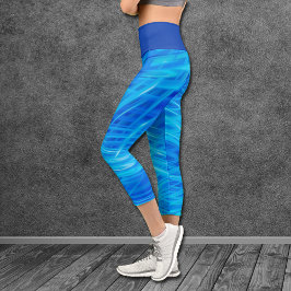 Abstraktes Muster in wirbelfarbenem Blau Capri Leggings