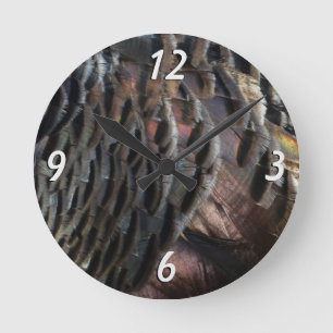 Abstraktes Naturdesign mit Wildtruthahnfedern Runde Wanduhr