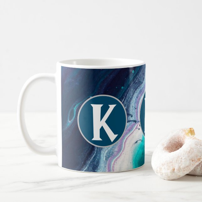 Abstraktes Ozean-Monogramm Kaffeetasse (Mit Donut)