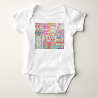 Abstraktes Patchwork, Aquarellmuster gefärbte Kraw Baby Strampler