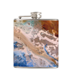 Abstraktes Sandstrandmuster mit Schaumwasser Flachmann