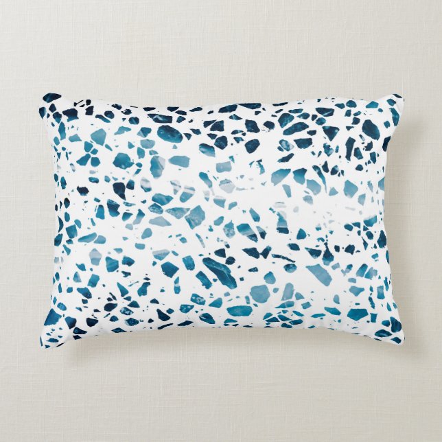 Abstraktes Terrazzo Mosaic Navy & Light Blue Muste Dekokissen (Vorderseite)