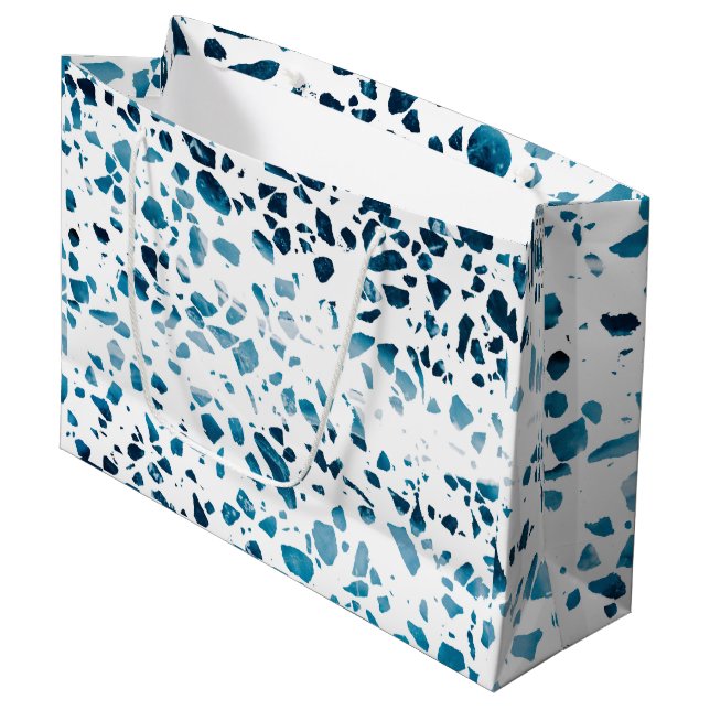 Abstraktes Terrazzo Mosaic Navy & Light Blue Muste Große Geschenktüte (Vorderseite Schrägansicht)