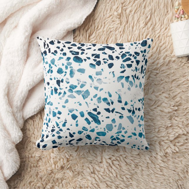 Abstraktes Terrazzo Mosaic Navy & Light Blue Muste Kissen (Decke)