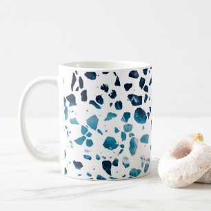 Abstraktes Terrazzo-Mosaik in Marineblau und Hellb Kaffeetasse